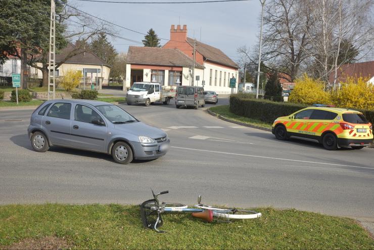 Biciklist lökött fel egy Opel Jákon – megsérült a kerékpáros